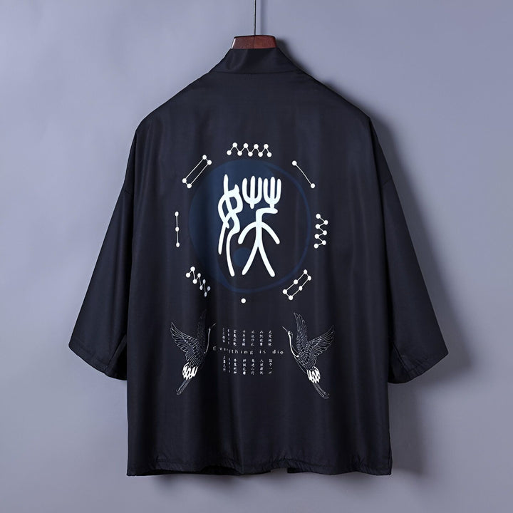 Kimono noir avec motifs asiatiques. Vue arrière d'un kimono orné de symboles circulaires, d'idéogrammes bleus et de grues stylisées. Vêtement tendance de notre collection.