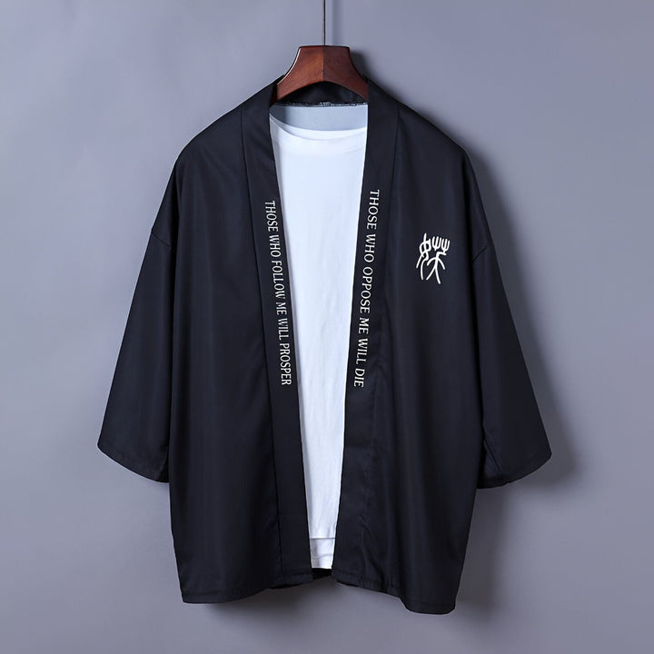 Kimono noir pour homme avec des inscriptions blanches et un motif. Idéal pour un look unique et stylé. Découvrez notre collection de kimonos.