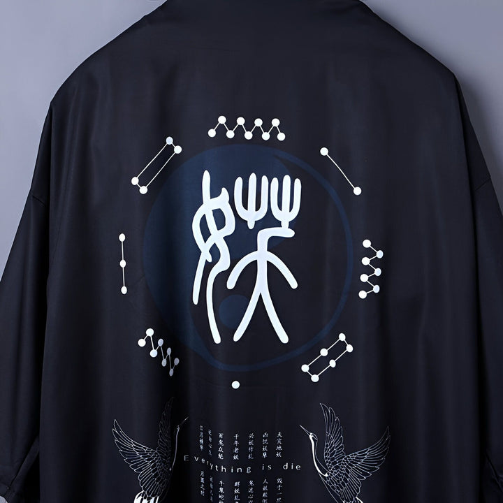 Kimono noir avec motif japonais au dos. Idéal pour un look unique et tendance. Découvrez notre collection de kimonos.