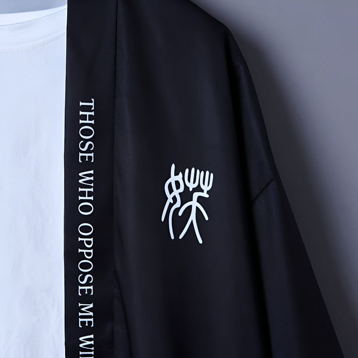 Détail d'un kimono noir avec inscription et motif blanc. Vêtement japonais à la mode.