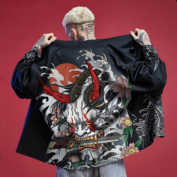Homme portant un kimono noir avec un motif de démon japonais, serpent et fleurs. Vêtements japonais traditionnels et modernes. Découvrez notre collection de kimonos uniques.