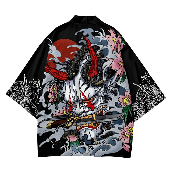 Kimono noir avec motif japonais. Illustration d'un démon avec un serpent, des fleurs de cerisier et un soleil rouge. Vêtement de style traditionnel japonais.