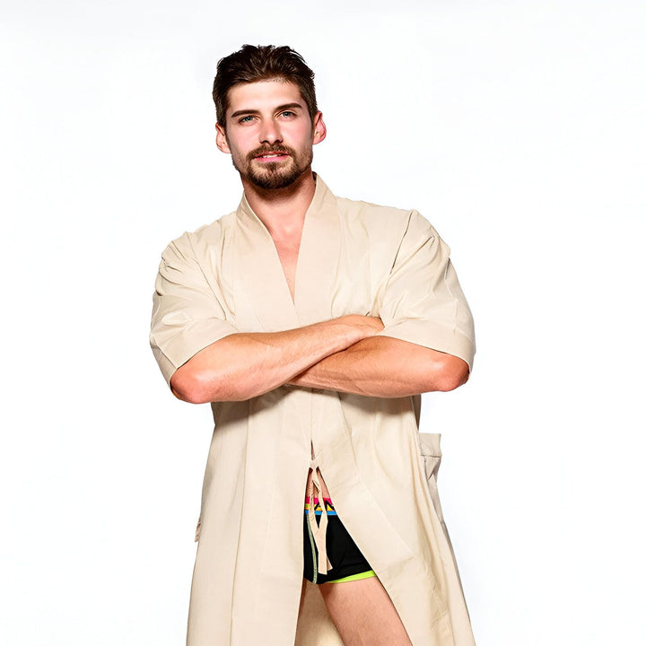 Homme portant un kimono beige. Kimonos de haute qualité en vente. Découvrez notre collection de kimonos élégants et confortables.