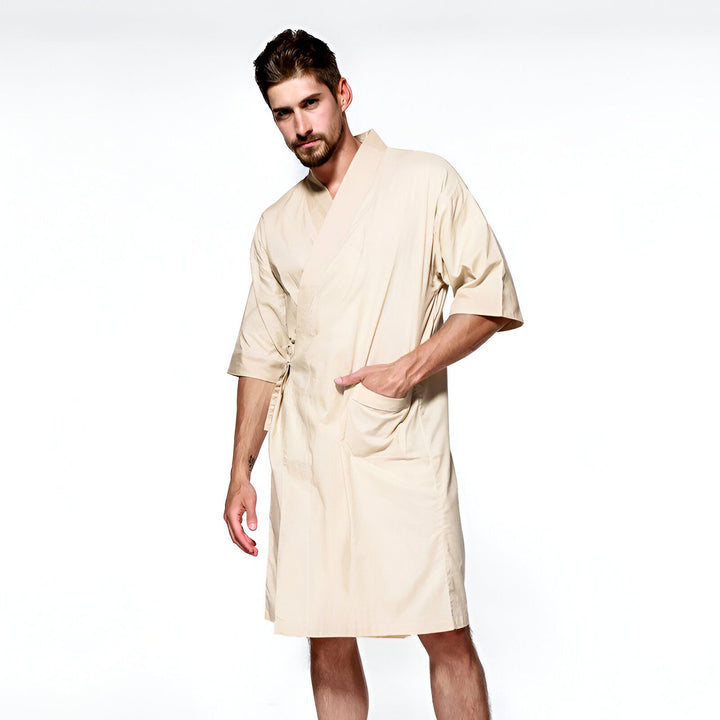 Homme portant un kimono beige clair. Vêtement traditionnel japonais, idéal comme peignoir ou tenue décontractée. Découvrez notre collection de kimonos.