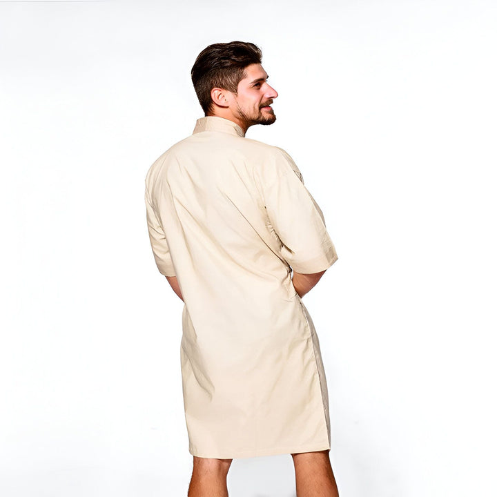 Homme portant un kimono beige, vêtement japonais traditionnel. Vente de kimonos pour hommes et femmes.