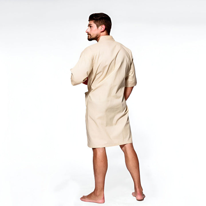 Homme portant un kimono beige, vue de dos. Vêtements traditionnels japonais en vente.