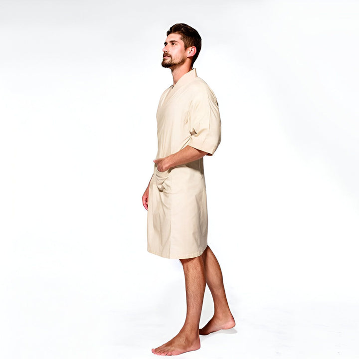 Homme portant un kimono beige décontracté. Vêtements japonais traditionnels en vente. Peignoir de style japonais pour hommes. Kimono moderne et confortable pour la maison.