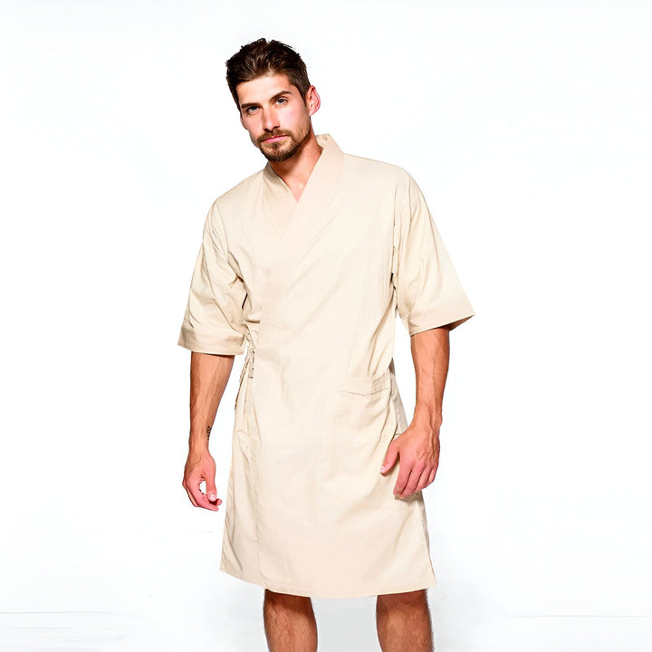 Homme portant un kimono beige, vêtement traditionnel japonais. Kimonos élégants à découvrir dans notre boutique en ligne.
