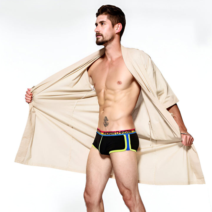 Homme torse nu portant un kimono beige ouvert. Kimonos pour hommes, vêtements d'intérieur.