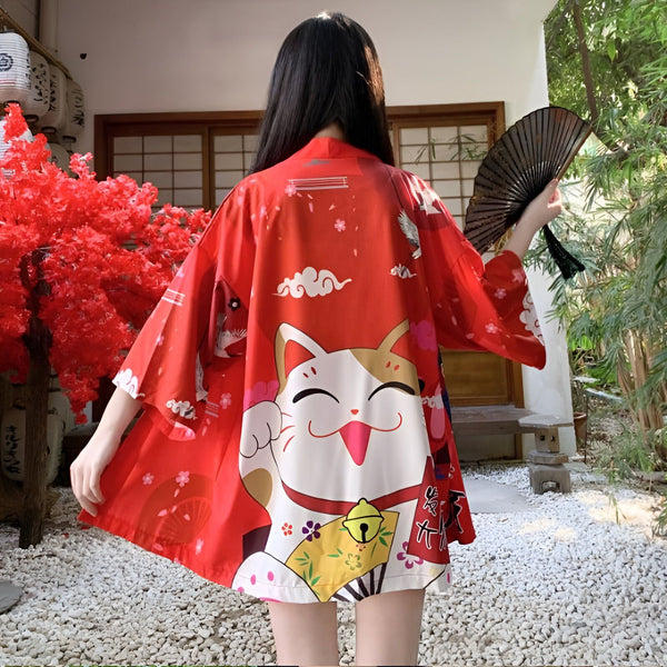 Kimono rouge à motif de chat porte-bonheur Maneki Neko, symbole de prospérité. Vêtement traditionnel japonais, idéal pour un style unique.