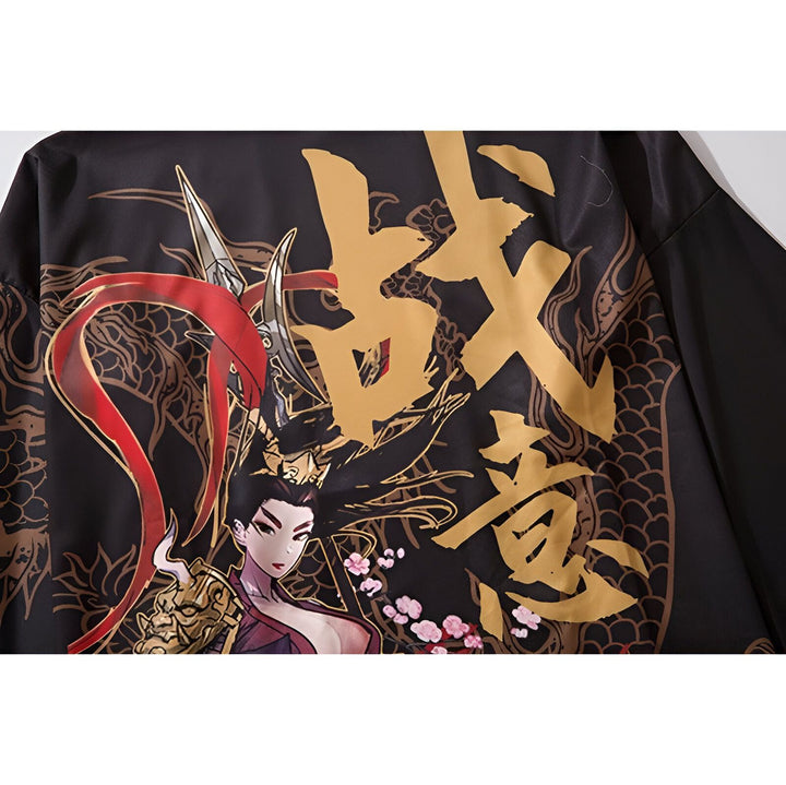 Kimono noir avec imprimé de guerrière japonaise, dragons et caractères dorés. Vêtements japonais traditionnels et modernes à découvrir dans notre boutique en ligne.