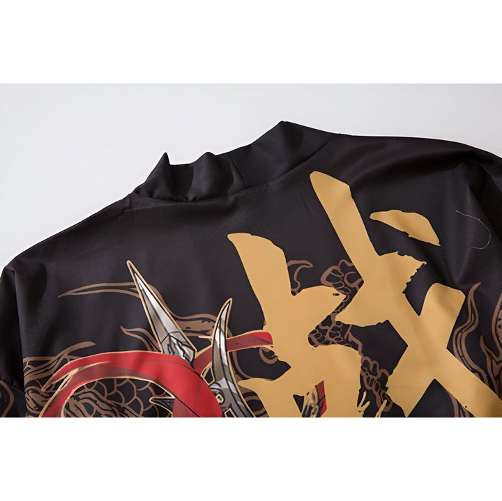 Détail d'un kimono noir avec motif de dragon rouge et caractères dorés. Vêtement traditionnel japonais en vente.