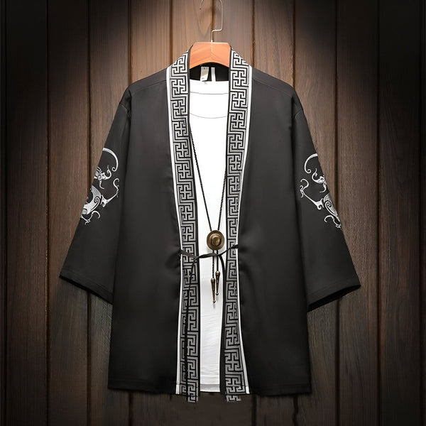Kimono noir pour homme avec motifs traditionnels sur les manches et la bordure. Vêtement d'inspiration japonaise, idéal pour un style unique.