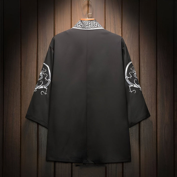 Kimono noir avec motifs brodés argentés, vue arrière. Vêtement traditionnel japonais revisité, idéal pour un style unique. Découvrez notre collection de kimonos pour homme et femme.