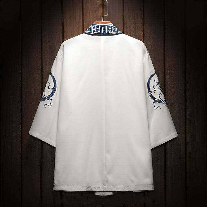 Vue arrière d'un kimono blanc avec motifs bleus sur les manches et le col. Kimono élégant et confortable à vendre.