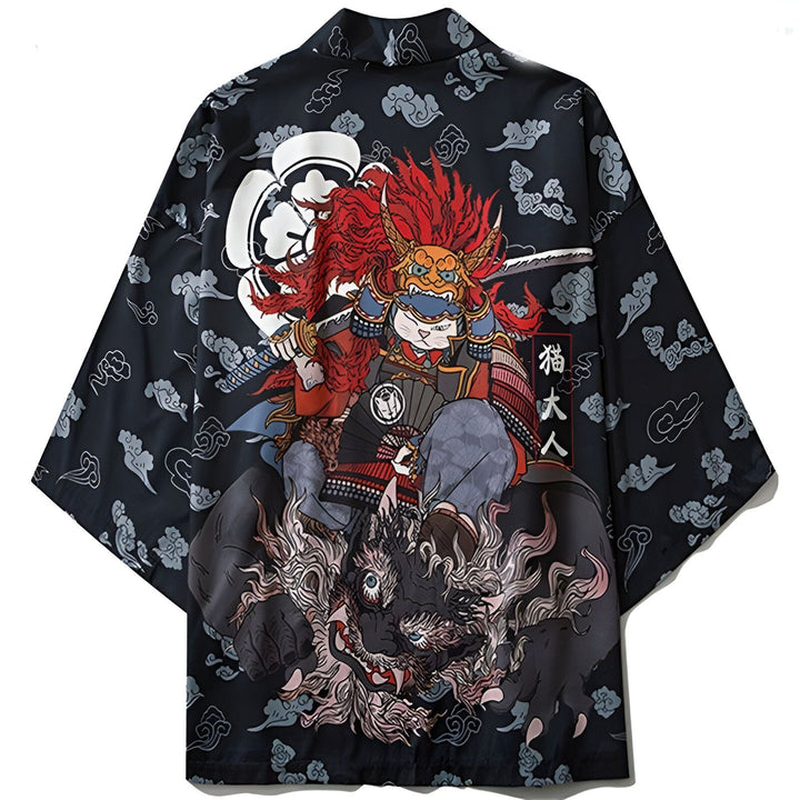 Kimono noir avec motif de chat samouraï sur le dos. Style japonais traditionnel, idéal pour un look unique et tendance. Motifs de nuages. Vêtement ample et confortable.