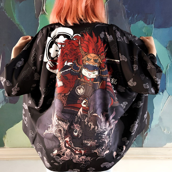 Dos d'une personne portant un kimono noir avec un motif de chat samouraï orné d'un masque de lion rouge. Kimono japonais unique et tendance. Vêtements de style japonais.