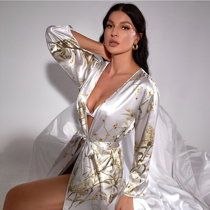 Femme portant un kimono en satin blanc à motifs floraux. Vêtements de détente élégants. Nouveau kimono à la mode.