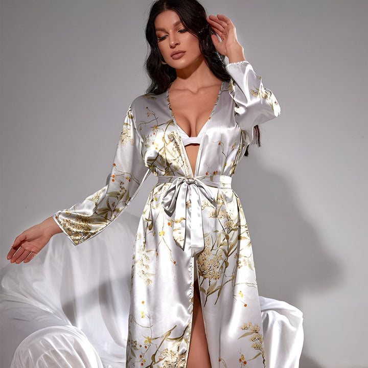Femme portant un kimono long en satin imprimé floral. Vêtements de détente élégants. Notre collection de kimonos de luxe.