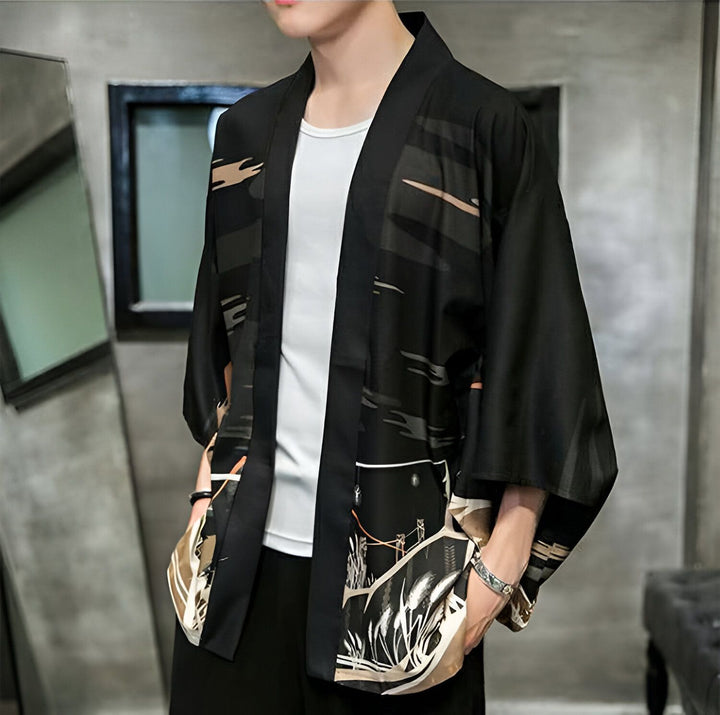 Homme portant un kimono noir avec des motifs japonais abstraits. Vêtements traditionnels, style asiatique, vente de kimonos en ligne.