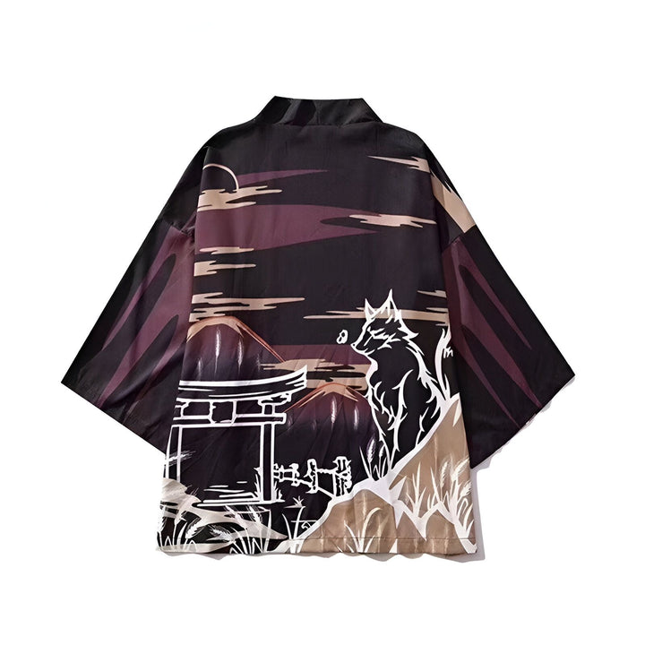 Kimono imprimé avec loup, montagnes et temple japonais. Vêtement traditionnel style streetwear japonais. Disponible dans notre boutique de kimonos.