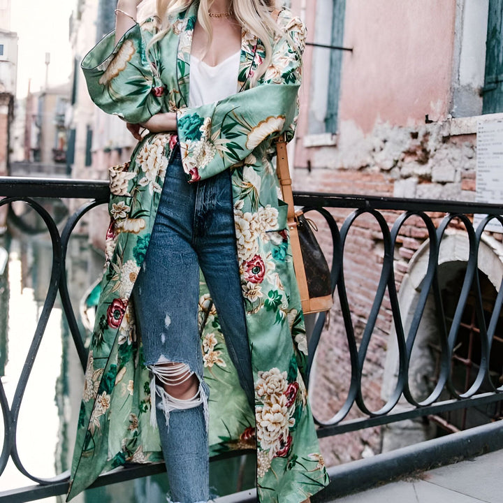 Femme portant un kimono fleuri vert et un jean déchiré. Kimono de notre collection en vente.