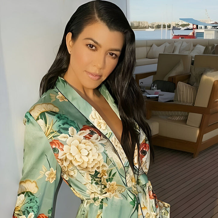 Femme portant un kimono à motifs floraux. Kimonos élégants et confortables disponibles à l'achat. Mode d'inspiration japonaise.