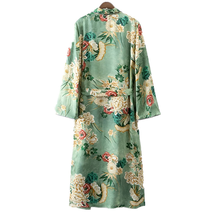 Kimono long vert à motifs floraux, vue de dos. Peignoir fleuri, vêtement japonais traditionnel. Kimono femme en vente.
