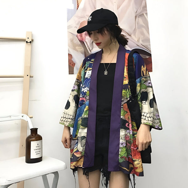 Femme portant un kimono coloré avec des motifs de crânes et floraux. Vente de kimonos japonais uniques et tendances. Mode asiatique moderne.
