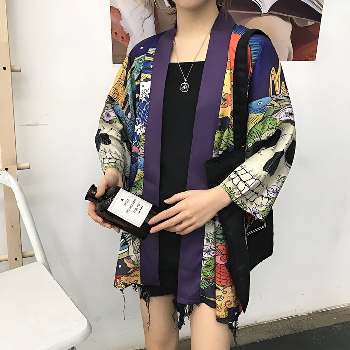 Femme portant un kimono coloré avec des motifs de crânes et de fleurs. Vêtement de style japonais unique. Kimonos à motifs disponibles à l'achat.