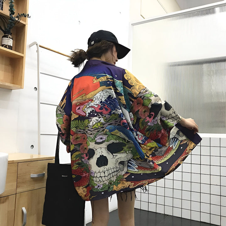 Kimono femme dos motifs crâne, fleurs, vagues et dragons. Vêtement de style japonais, idéal pour un look unique et tendance. Découvrez notre collection de kimonos originaux.