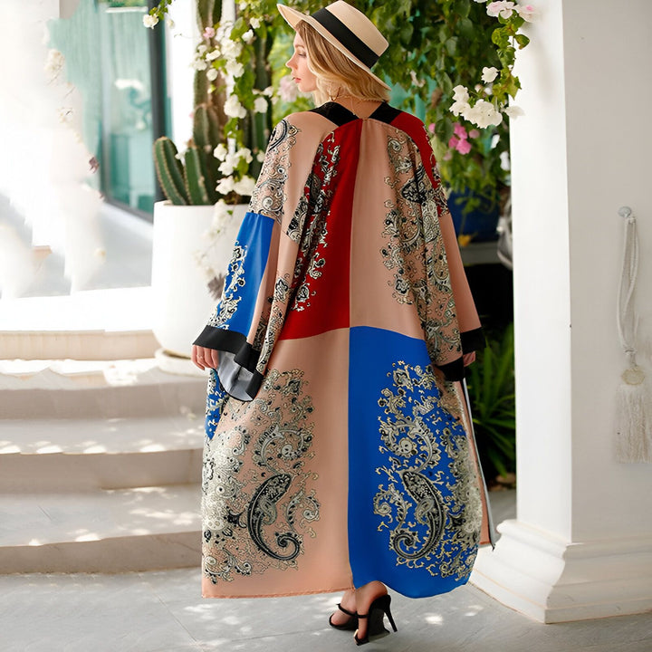 Femme portant un kimono long et coloré avec des motifs cachemire. Vêtements style kimono à la mode, parfait pour un look élégant et confortable. Découvrez notre collection de kimonos uniques!