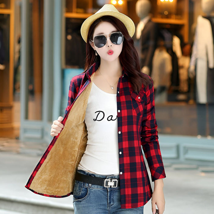 Femme portant une chemise à carreaux rouge et bleu marine doublée de fourrure, un débardeur blanc, un jean et un chapeau de paille. Kimono pour femme.