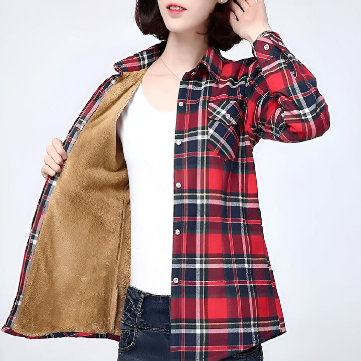 Femme portant une chemise à carreaux rouge et bleu doublée de sherpa. Vêtement confortable et chaud, idéal pour l'hiver. Collection de vêtements kimono pour femmes.