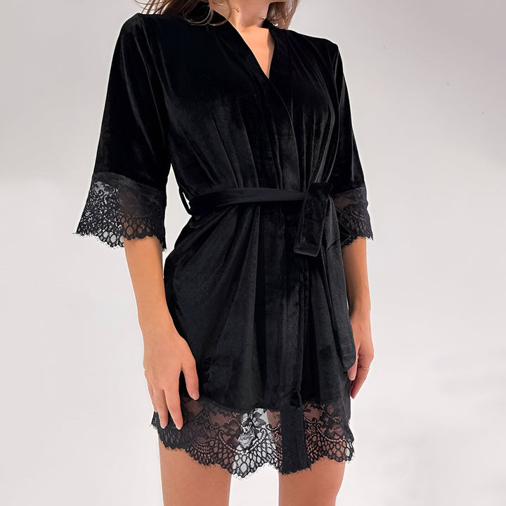 Kimono noir en velours doux avec bordure en dentelle délicate. Parfait comme vêtement d'intérieur chic ou robe de chambre élégante. Ceinture assortie pour une coupe flatteuse. Découvrez notre collection de kimonos uniques.