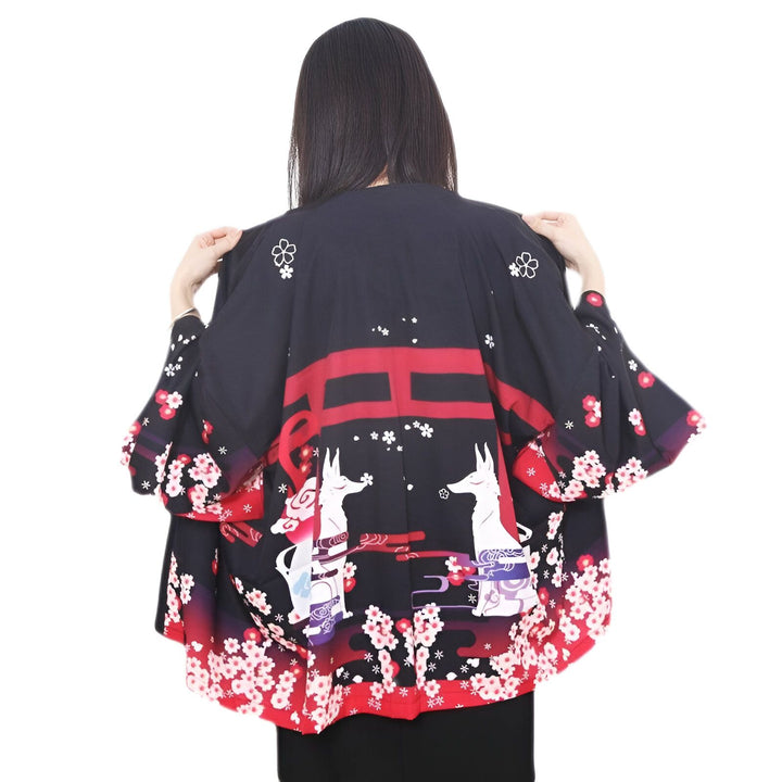 Kimono noir avec motifs floraux et renards, style japonais. Vêtement ample, idéal pour un look unique et tendance. Découvrez notre collection de kimonos !