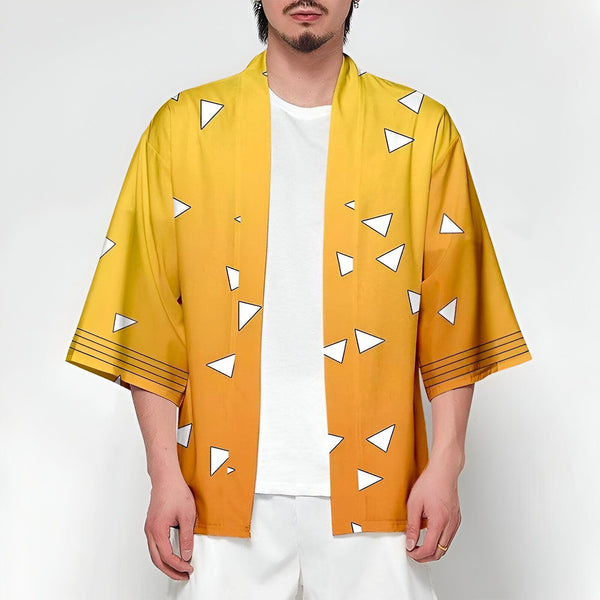Homme portant un kimono japonais jaune et orange avec motifs triangles blancs. Vente de kimonos authentiques et modernes.