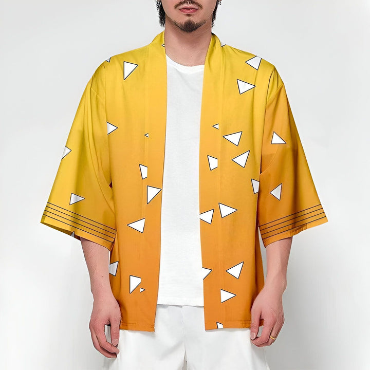 Homme portant un kimono japonais jaune et orange avec motifs triangles blancs. Vente de kimonos authentiques et modernes.