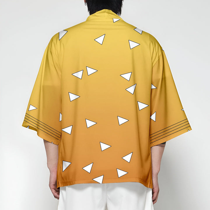 Kimono jaune avec motifs de triangles blancs, vue de dos. Vêtement traditionnel japonais, disponible à l'achat.