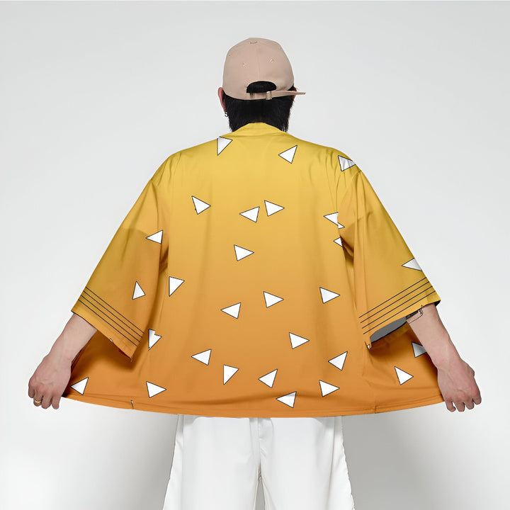 Vue arrière d'un homme portant un kimono jaune à motifs triangulaires blancs. Vêtements japonais traditionnels en vente.