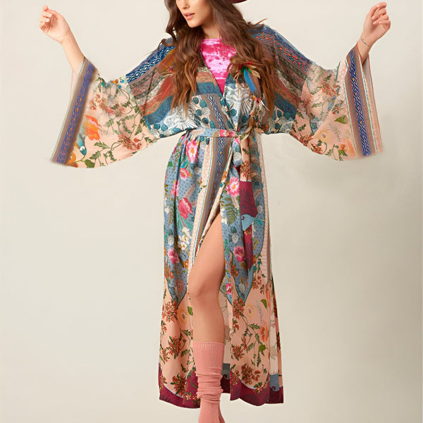 Femme portant un kimono long et fluide à motifs floraux colorés, manches larges, ceinture à nouer. Vêtements de style kimono.
