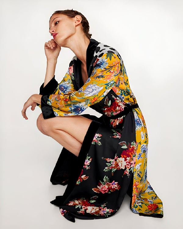 Femme accroupie portant un kimono coloré à motifs floraux, style japonais. Vêtements kimono pour femmes, motifs variés. Mode et élégance japonaises.