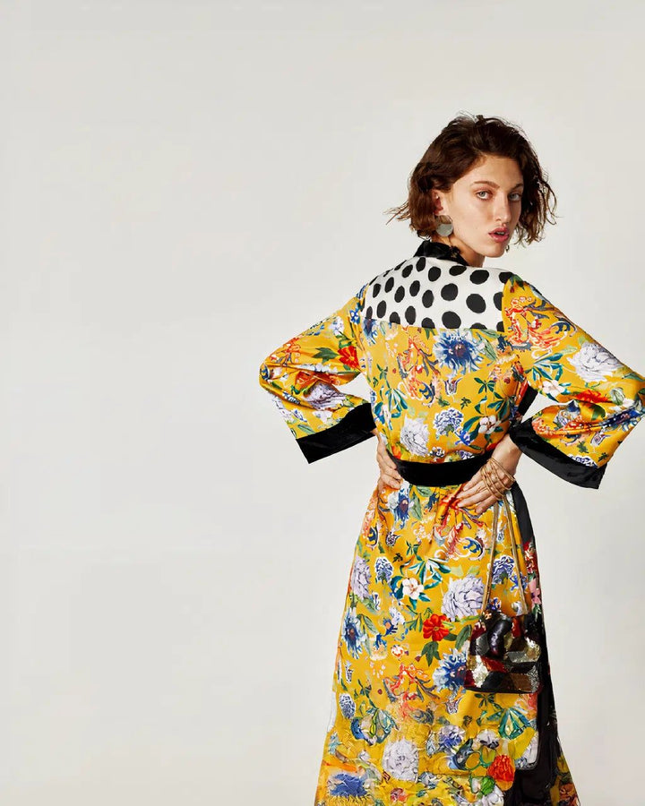 Femme portant un kimono jaune à motifs floraux et à pois. Kimono élégant avec ceinture noire et finitions noires aux manches. Vente de kimonos originaux.