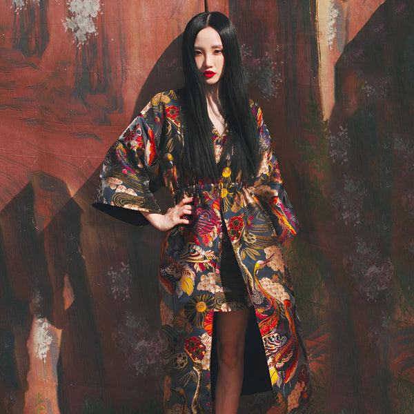 Femme portant un kimono long fleuri noir et rouge. Vêtements japonais traditionnels et modernes. Vente de kimonos en ligne. Mode asiatique. Élégance et style.