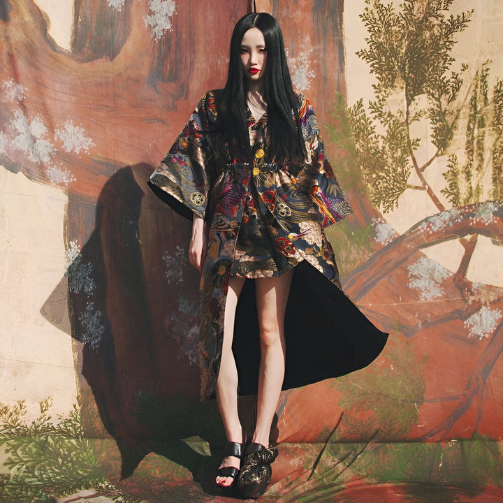 Femme portant un kimono imprimé devant un fond artistique. Kimonos pour femmes disponibles à l'achat en ligne.