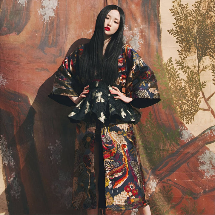 Femme portant un kimono imprimé motifs traditionnels japonais, disponible à l'achat. Kimonos de qualité, différents motifs et tailles disponibles. Découvrez notre collection de kimonos.