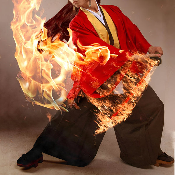 Homme en kimono rouge avec des flammes. Découvrez notre collection de kimonos uniques.