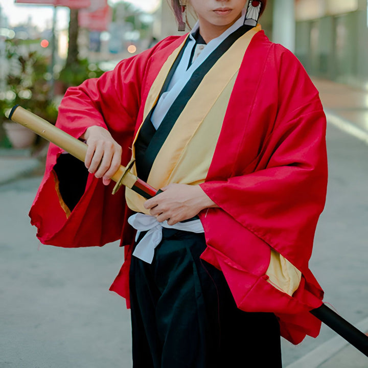 Homme en kimono rouge et noir tenant un katana. Kimono traditionnel japonais, disponible à l'achat. Découvrez notre collection de kimonos uniques.