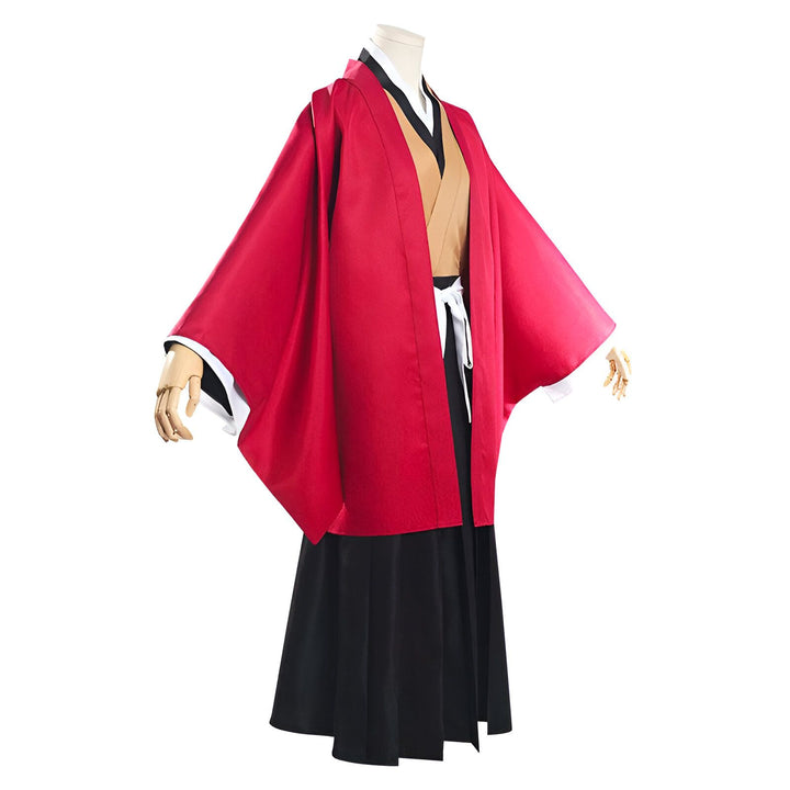Kimono rouge et noir sur un mannequin. Vente de kimonos traditionnels japonais et de vêtements d'inspiration kimono. Découvrez notre collection unique.