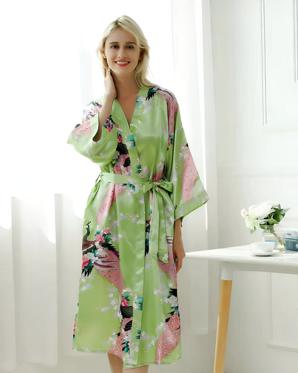 Femme portant un kimono vert imprimé paon. Peignoir en soie, vêtement d'intérieur élégant. Achetez nos kimonos de qualité supérieure en ligne!